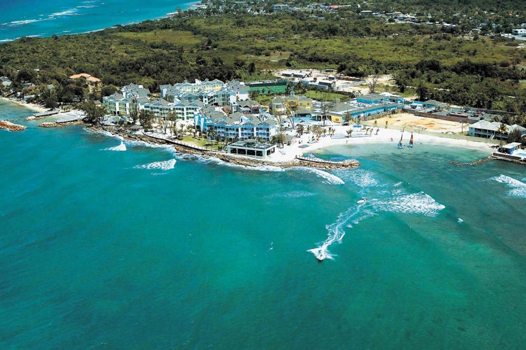 Decameron Club Caribbean Runaway Bay, Ramada All-Inclusive Resort Екстер'єр фото